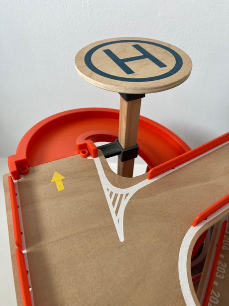 Drevená parkovacia garáž, 