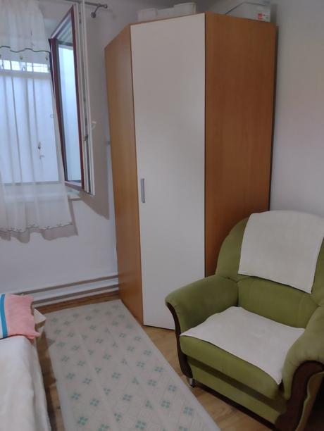 Predám do spálne skrine ako nove 5 dverové a rohov, 