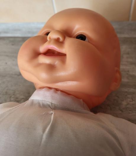 Bábika s hnedými očami a s príslušenstvom, 