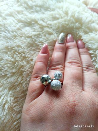 Krásny guličkový prsteň,