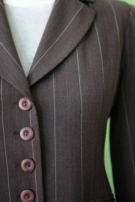 Šedohnedý dámský nohavicový kostým s prúžkom 42, xl