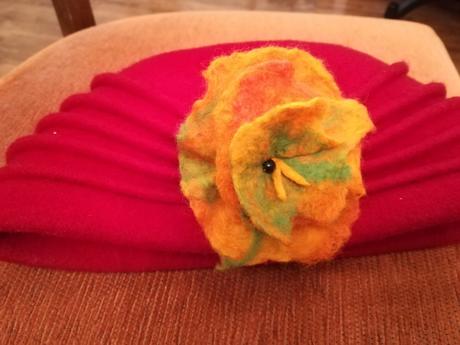 Plstený kvet brošňa alebo spona do vlasov,