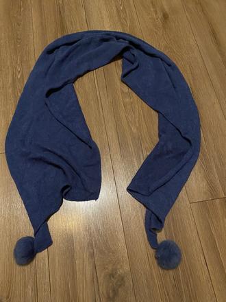 Modry šál s brmbolcami, 