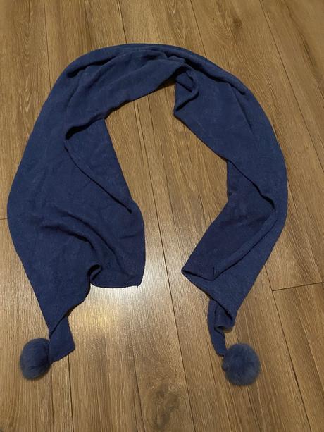 Modry šál s brmbolcami, 