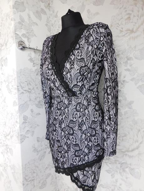 Velmi pekne čipkovane šaty, 36