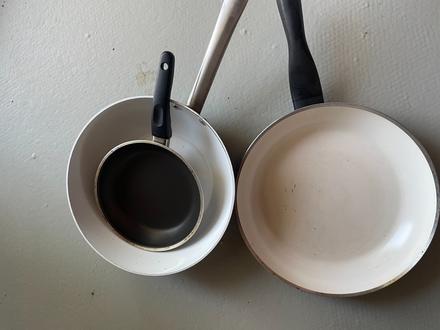 3 panvice, wok, keramická panvica a jedna menšia, 