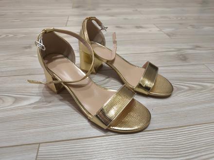 Zlaté sandálky, 39