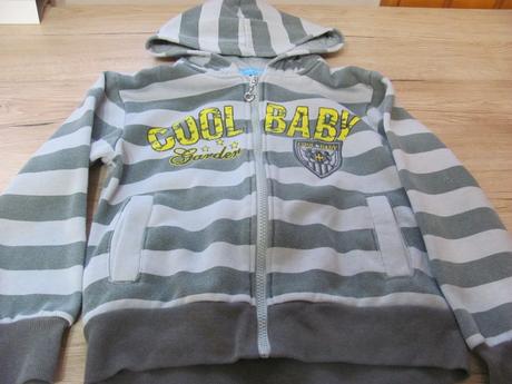 Šedá mikina s kapucňou, 122