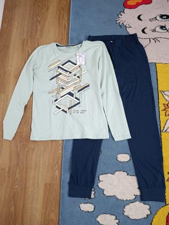 Pyžamo, reserved,146 / 152