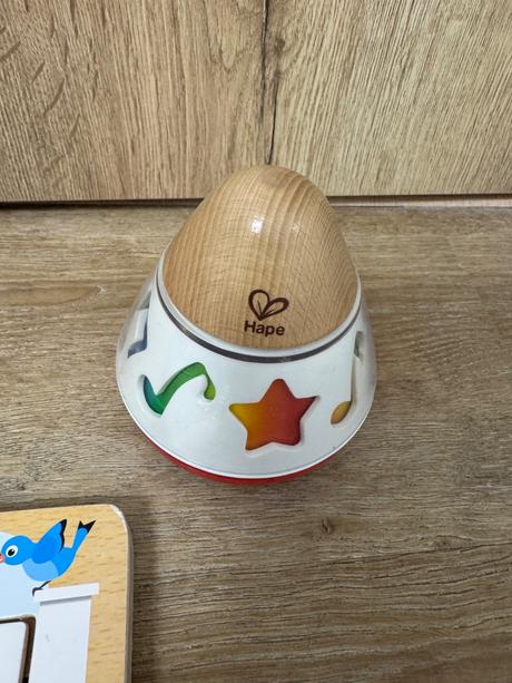 Hrací kužeľ hape a inzerát,