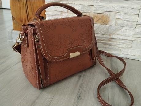 Kabelka s reliéfom, 