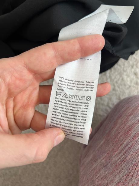 Cierny top s vysivanymi pleciami, s