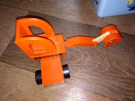 Drevený bager otočný, hýbe ramenom,