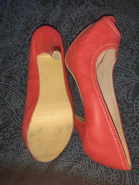 Červené topánky, 40