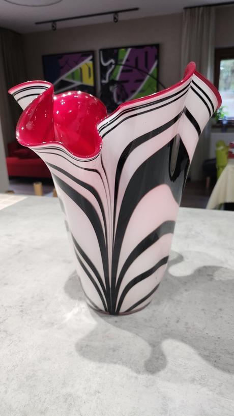 Čierno- červená váza, 