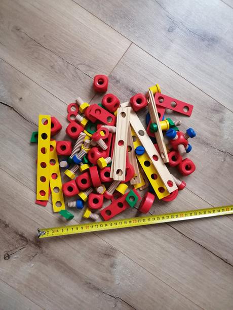 Drevená skladačka aj s náradím,