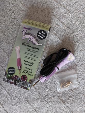 Profesionálny aplikátor štrasových kamienkov., 