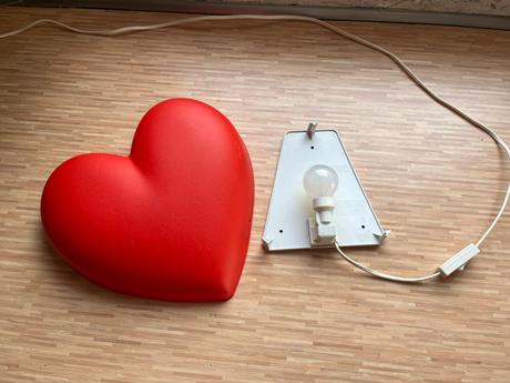 Svietiace srdce na stenu, 