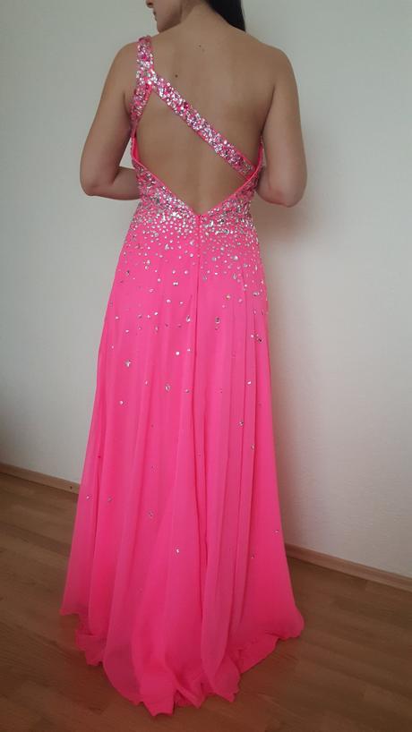 Spolocenske saty, 38