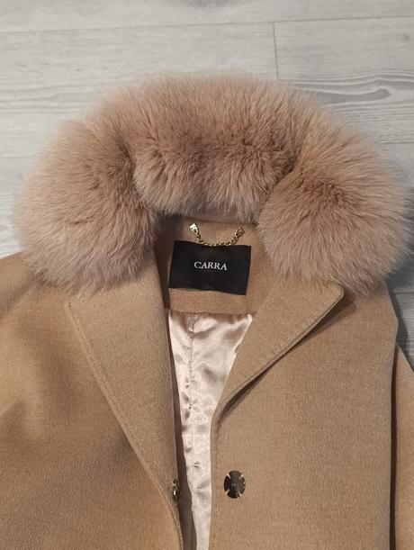 Kabát krásnej pudrovej farby, s