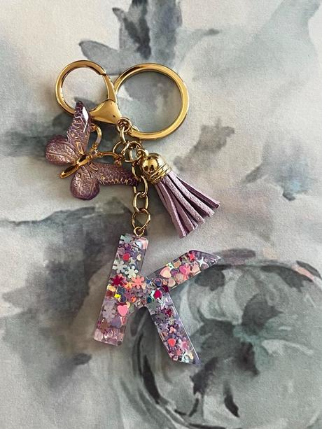 Ručne vyrobené živicové kľúčenky, 