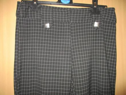 Pekné čierne nohavice s bielou kockou, 38
