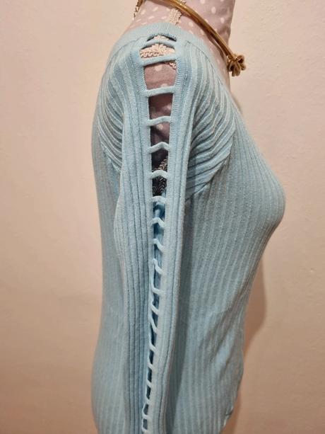 Svetlomodrý svetrík s otvormi na rukáve veľ. m, m