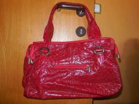 Červená lakovaná kabelka, 