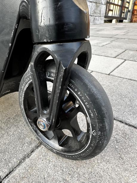 Kolobežka freestyle striker gravis l black, 