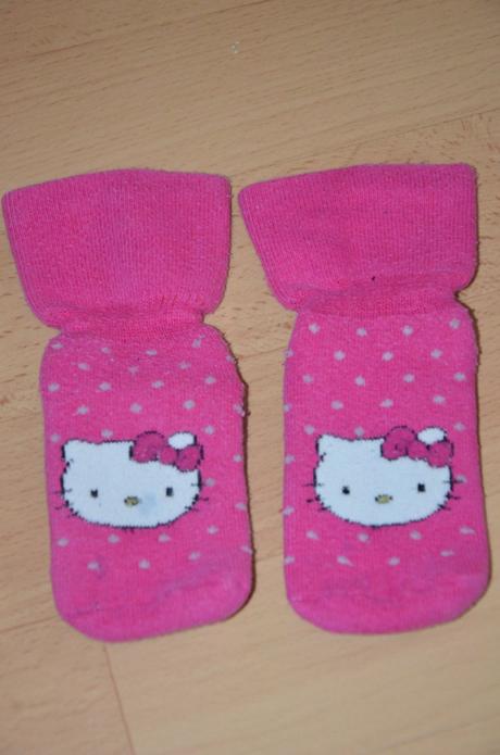 Hrubšie protišmykové ponožky hello kitty, h&m,22