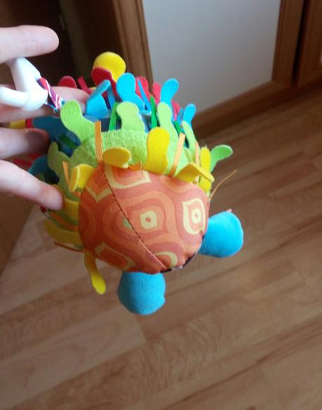 Závesná hračka na kočík - ježko ( lamaze ), 