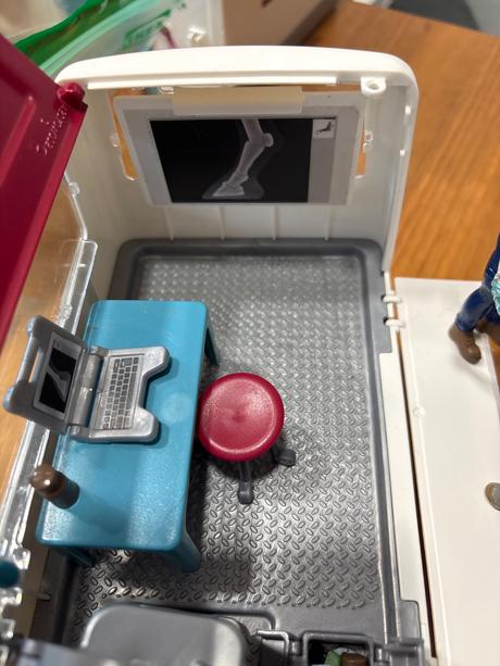 Schleich veterinárna ambulancia s koňom,