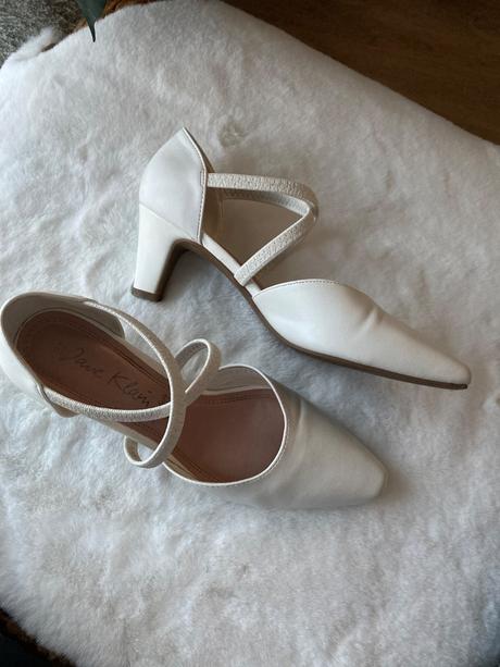 Svadobne biele lodičky, 37