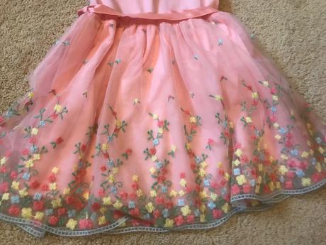 Vyšívané šaty, 122