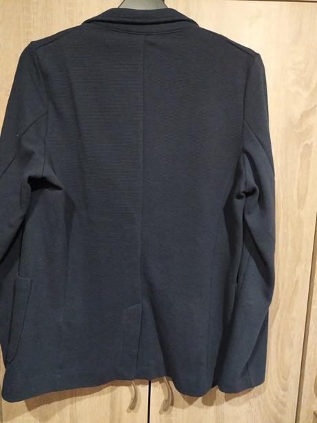 Modré sako, 48
