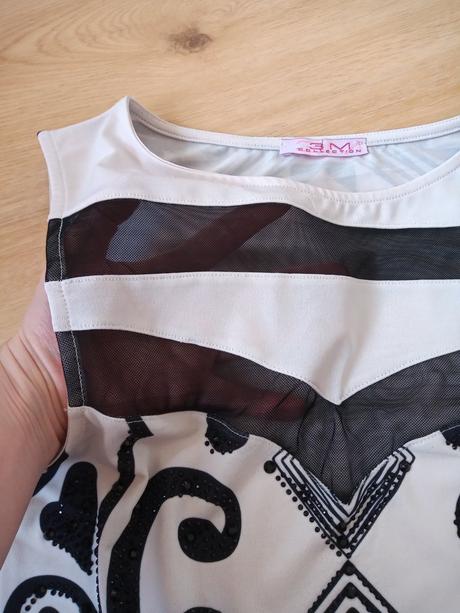 Zaujímavý elegantný top, s