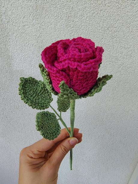 Háčkovaná ruža tmavo ruzova, 