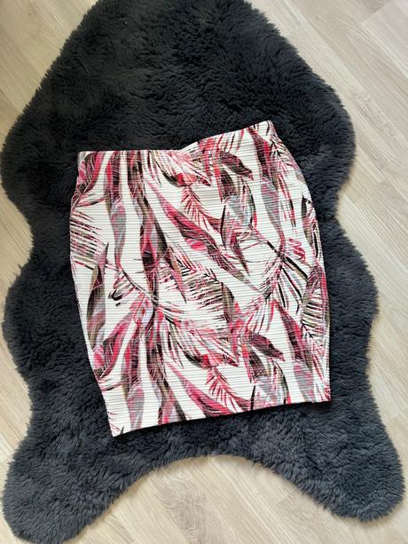 Uzka sukna biela ruzove vzorovana, amisu,xs