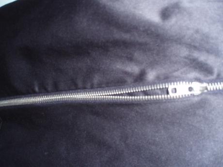 Čierne šaty so zipsami, l