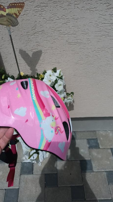 Kvalitná blikajúca značková prilba m 53-58 cm, m