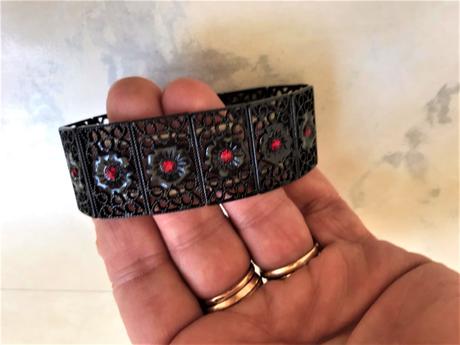 Čipkovaný náramok s kamienkami, 