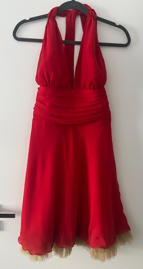 Červené šaty s holým chrbtom, 36