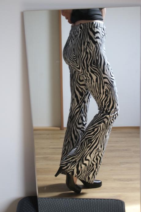 Čiernobiele nohavice, s