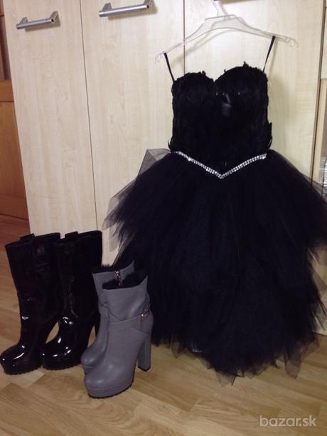 Luxusné pierkové šaty,