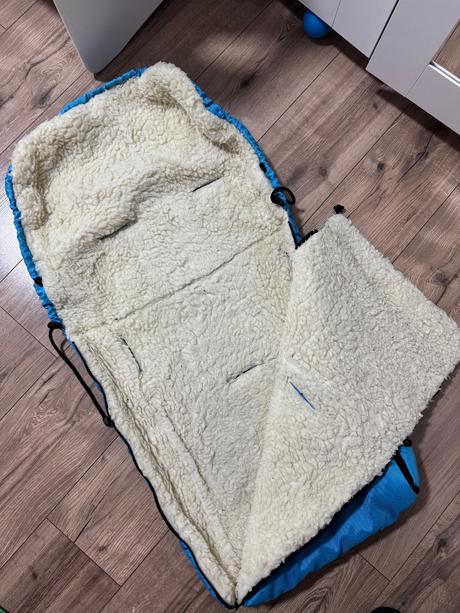 Krásny teplucky modrý fusak,