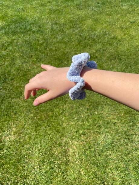 Predám ručne uháčkované farebné scrunchies, 