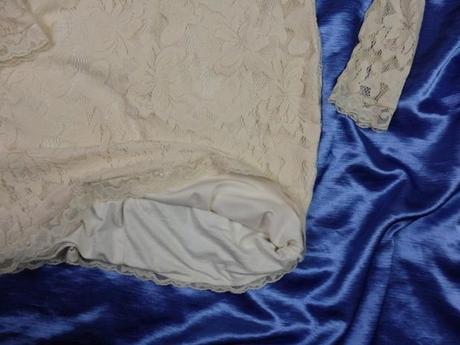 Kvalitné čipkované šaty, m