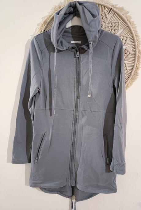 Predĺžená sivá mikina, gate,l