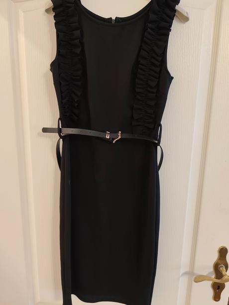 Krátke čierne elastické šaty, 38