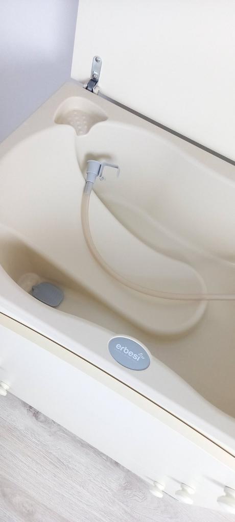 Prebalovací pult s vaničkou erbesi,